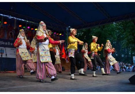 VEDETE TURCEŞTI. La ediţia trecută, între preferaţii orădenilor a fost un ansamblu din Turcia, care şi-a prezentat dansurile şi portul tradiţional într-un spectacol deosebit şi mult aplaudat. Printr-un alt grup, Turcia se va regăsi şi în acest an pe lista participanţilor la Festivalul Internaţional de Folclor